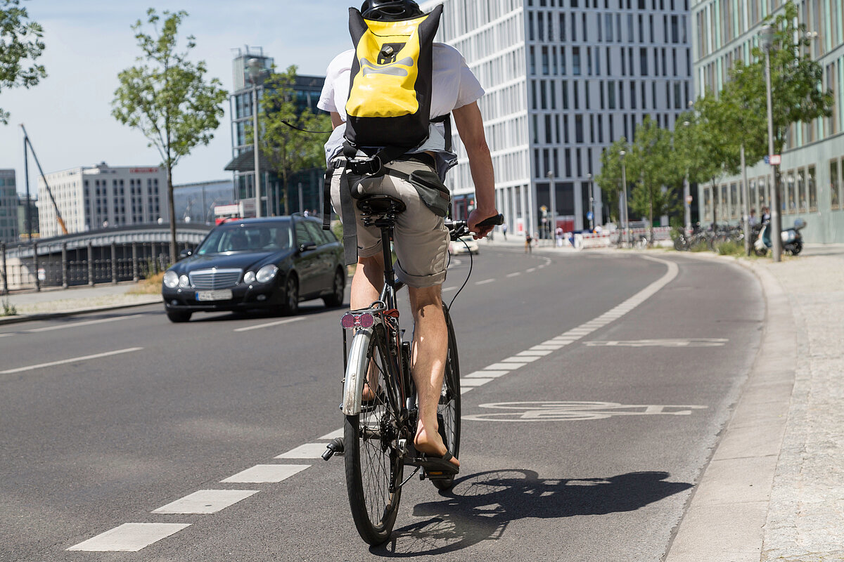 Radfahrer fährt auf einem Radfahrstreifen