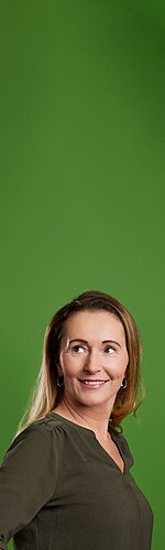 Portrait eines ACV Service-Mitarbeiters vor buntem Hintergrund