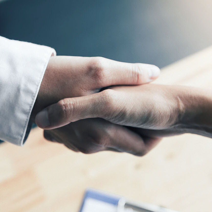 eine hand schüttelt eine andere hand