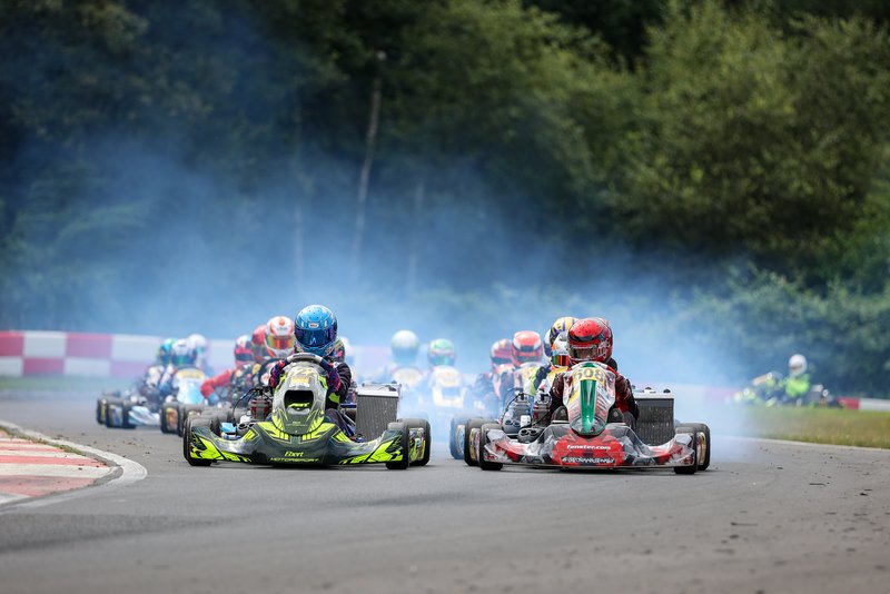 ACV German Karting Series GKS: Mehrere Kartfahrer in intensiver Konkurrenzsituation auf einer Rennstrecke