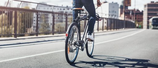 Ein Fahrradfahrer fährt durch die Stadt