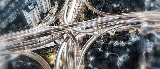 Beleuchtete Straßenkreuzung in der Nacht