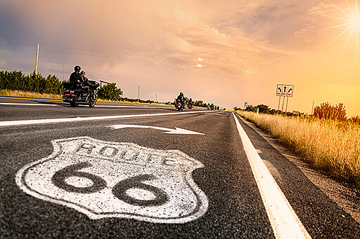 Route 66 während eines Sonnenuntergangs