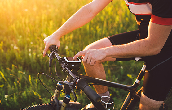 Ein Mann auf einem Fahrrad fährt an einer Wiese vorbei