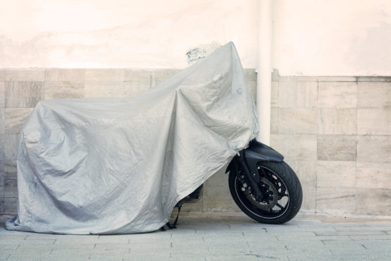 Abgedecktes Motorrad