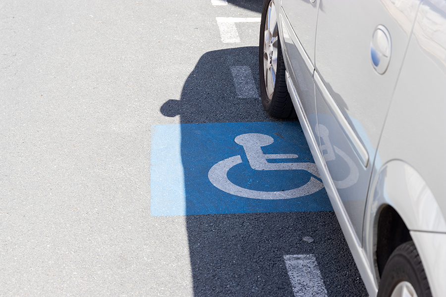 Auto steht auf einem Behindertenparkplatz
