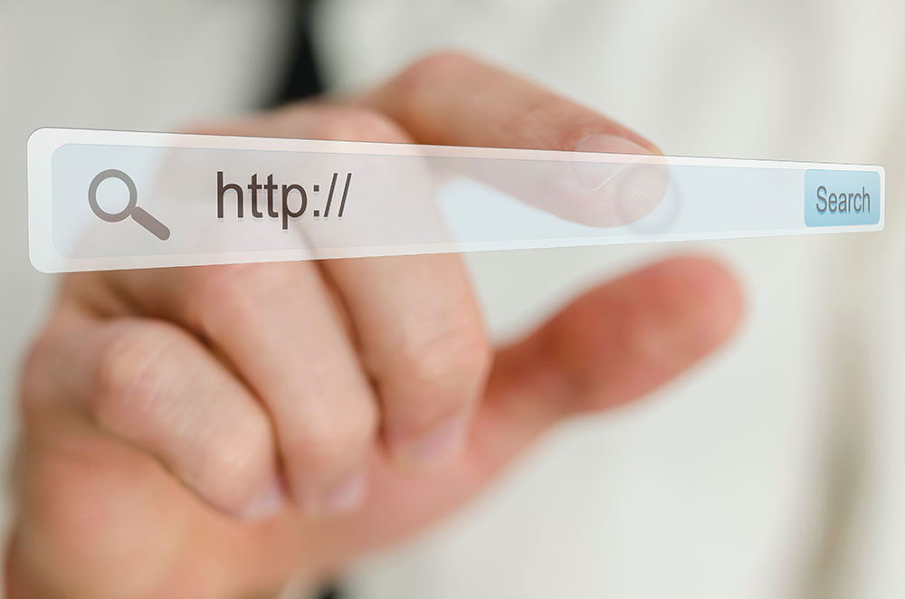 eine hand tippt auf ein virtuelles browser feld