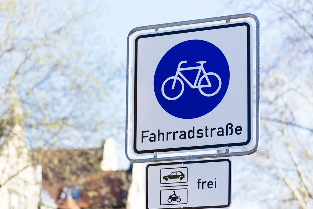 Verkehrsschild für eine Fahrradstraße zeigt weißes Fahrrad auf blauem Kreis 