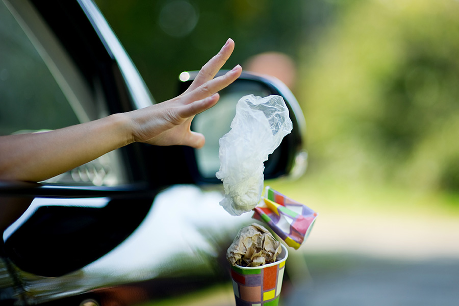 Müll aus dem Auto werfen – Strafen und Folgen für die Umwelt